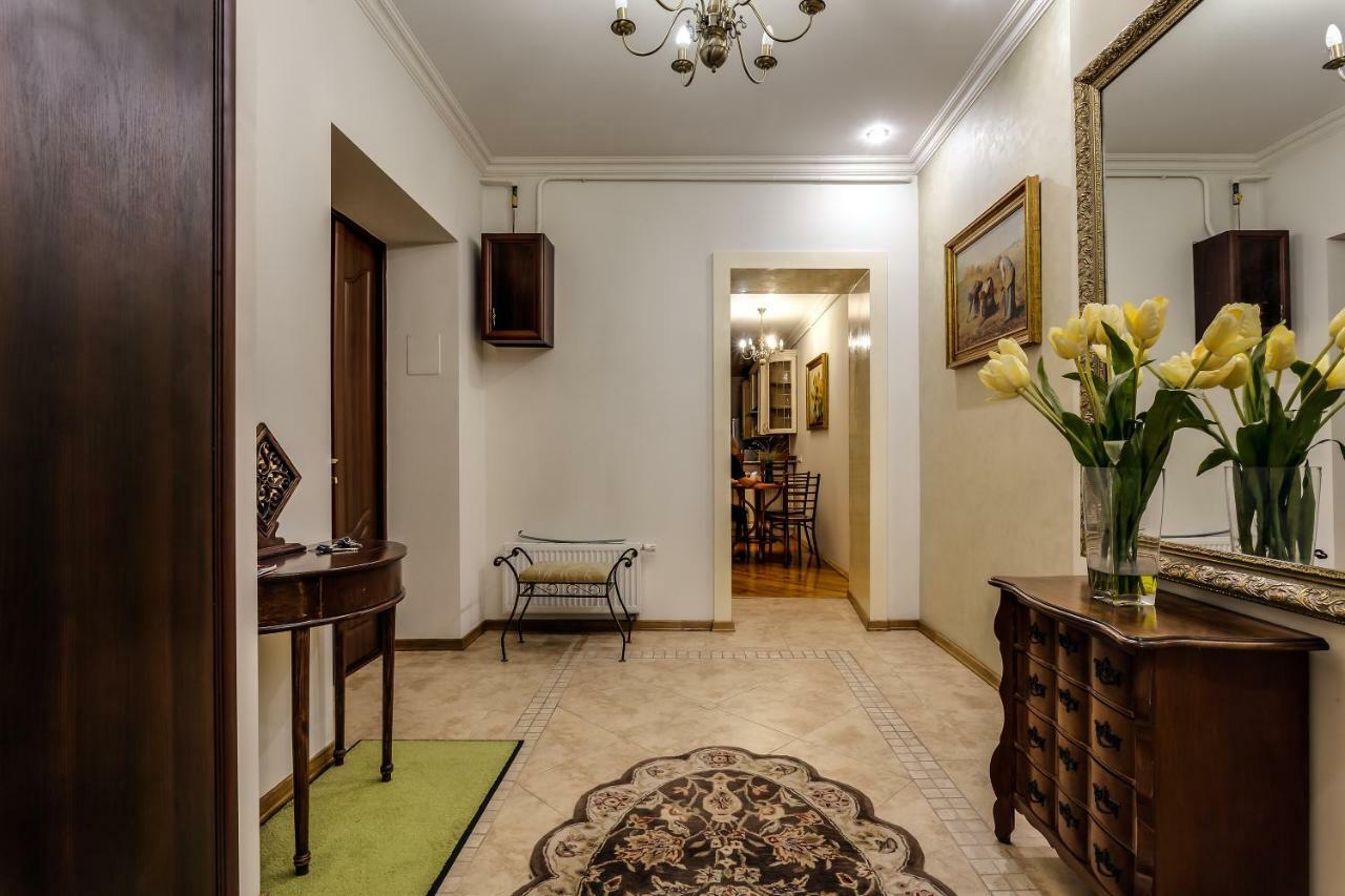 Apartment On Rynok Square ลวีฟ ภายนอก รูปภาพ