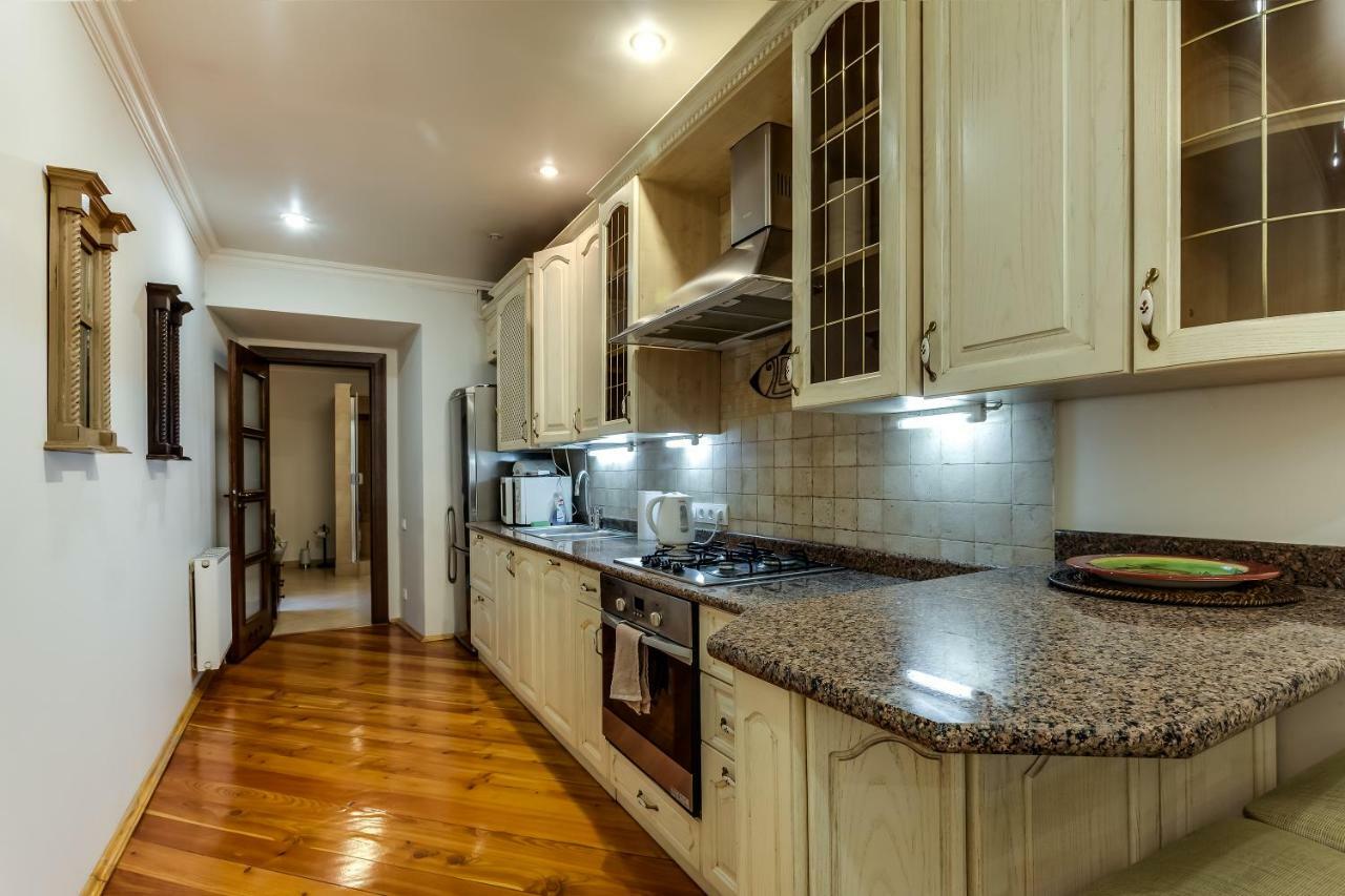 Apartment On Rynok Square ลวีฟ ภายนอก รูปภาพ