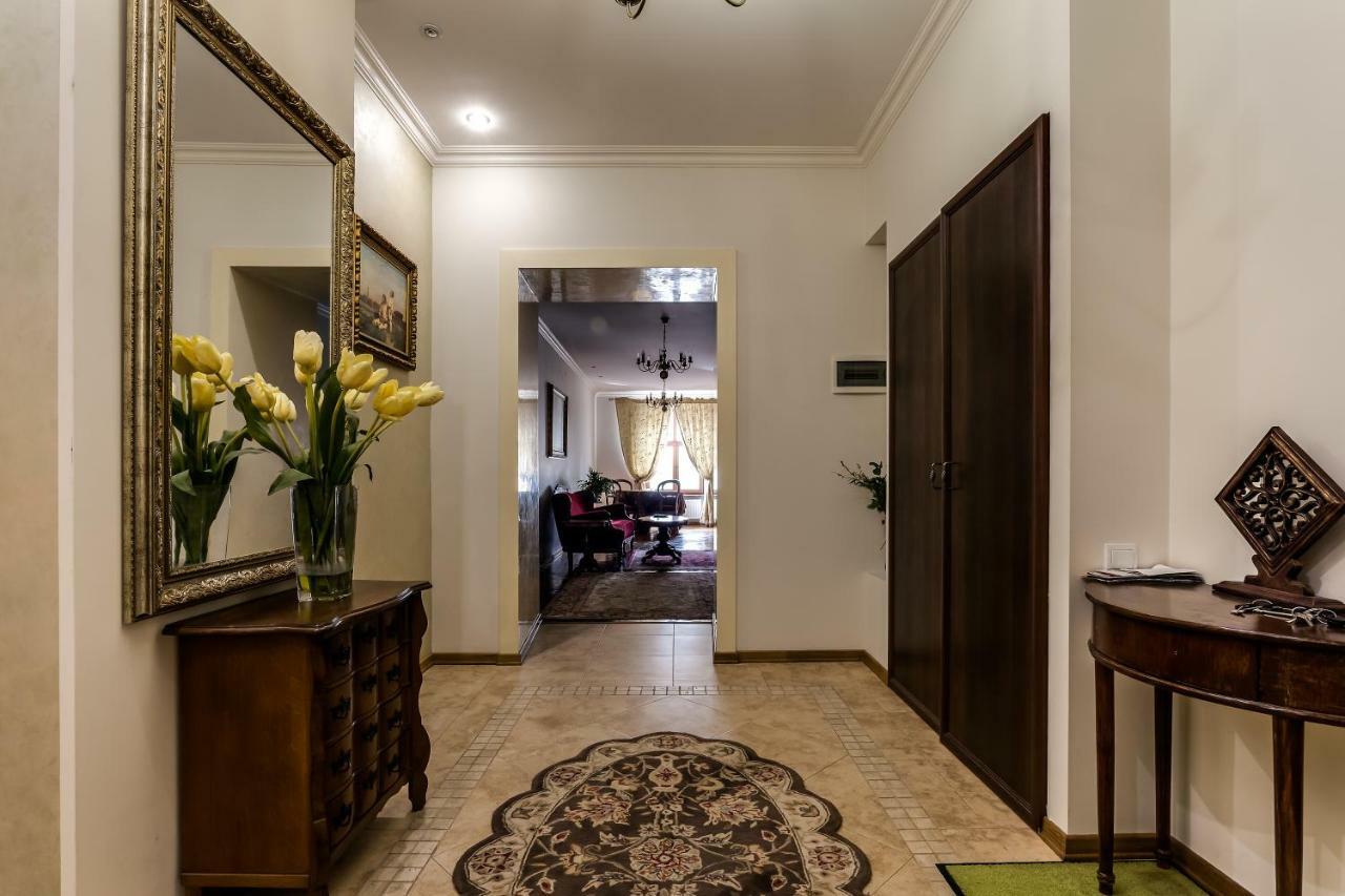 Apartment On Rynok Square ลวีฟ ภายนอก รูปภาพ
